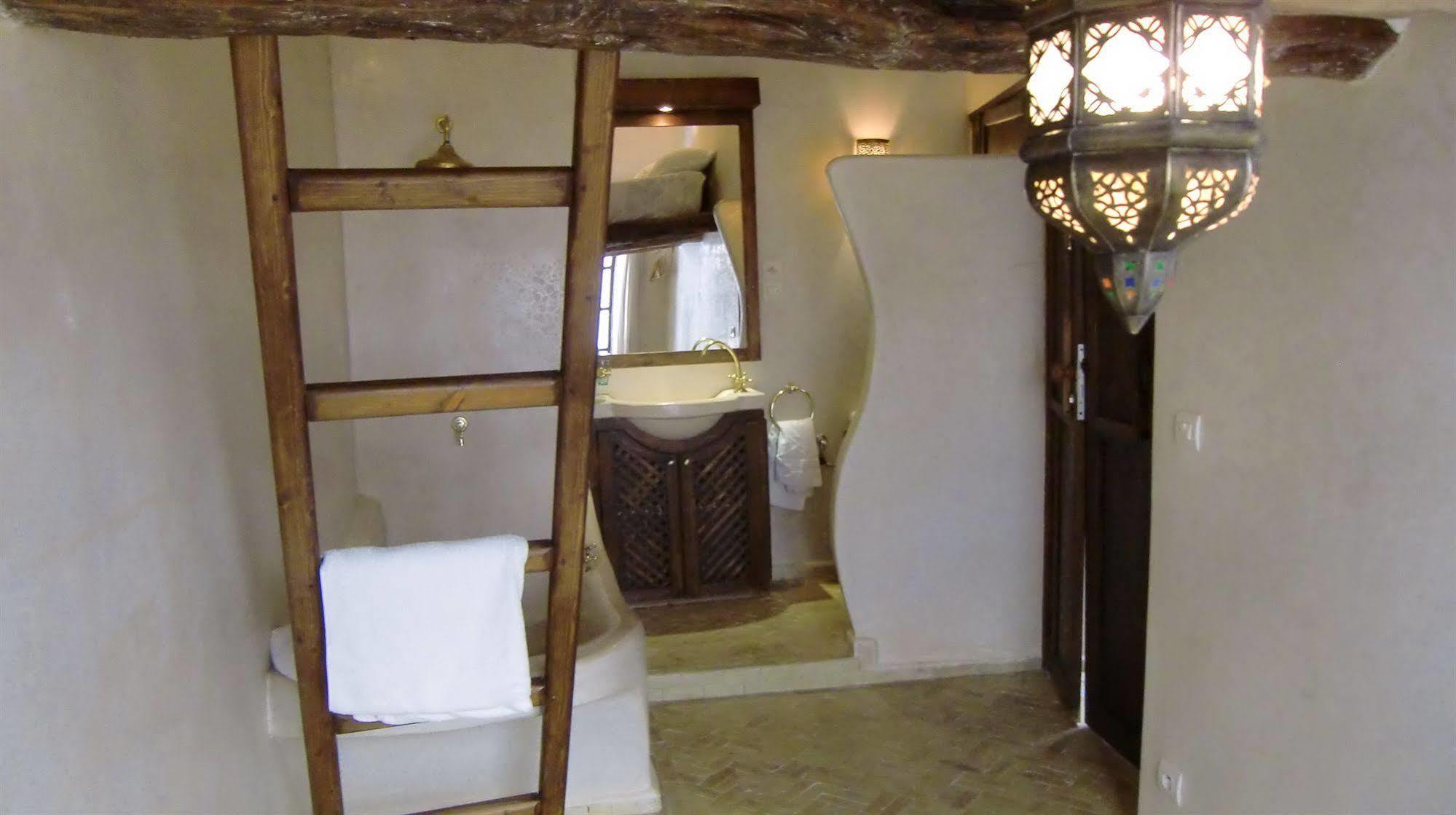 Riad Thais Szavíra Kültér fotó